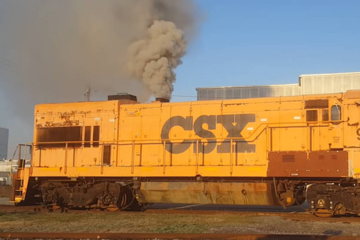 Fáradt füstokádó sárkányként ébred ez a mozdony a kemény télben