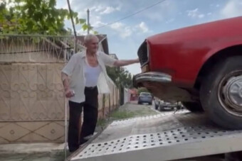 Szívfacsaró látni, ahogy az idős úr búcsúzik élete autójától