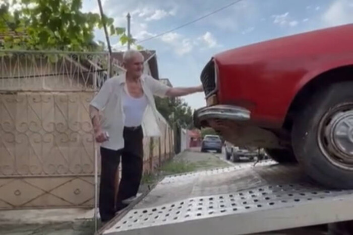 Szívfacsaró látni, ahogy az idős úr búcsúzik élete autójától