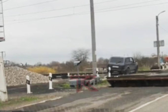 Kifogtak a sínek a Niva hibbant sofőrjén, és jött a vonat