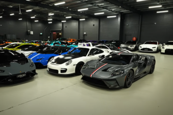 Belehúzott a milliárdos, már 120 szuperautó áll a garázsában, de többet akar