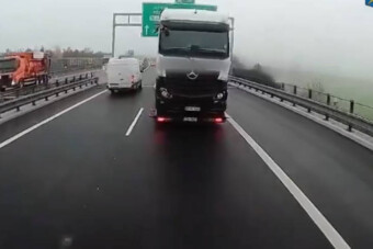 Aki szokott vontatni, annak látnia kell ezt a kamionos borulást