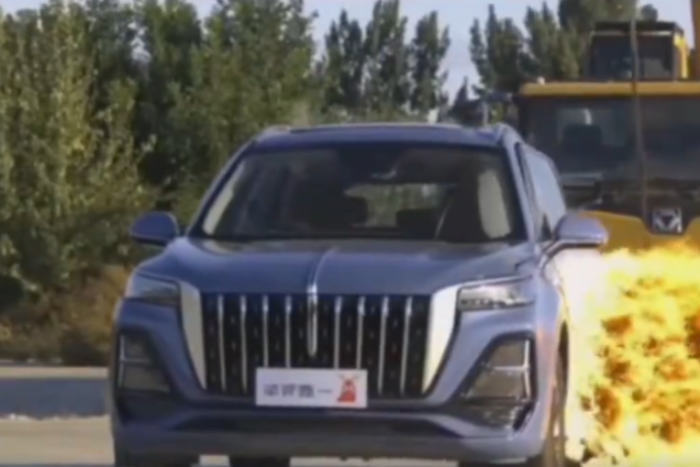 Lángoló acélgolyóval bizonyítja Kína, mennyire strapabíró autót gyárt