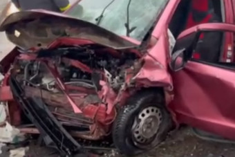 Ittasan lopott autót, pár perc alatt rommá törte