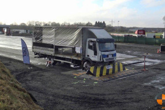 Videóra vették, hogy porrá zúznak egy teherautót