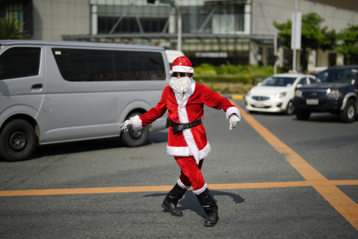 Mikulás jelmezben irányította a forgalmat egy rendőr 1
