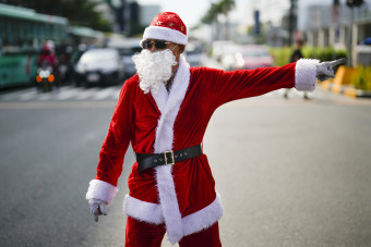 Mikulás jelmezben irányította a forgalmat egy rendőr