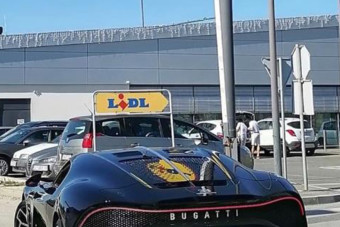 Bugatti gurult be egy Lidl parkolójába