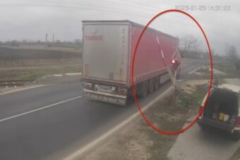 Kemény videón mutatja a MÁV, miért fogynak százával a sorompók