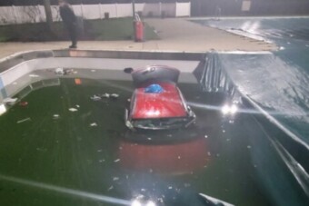 Medencében ért véget az autós üldözés