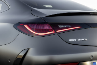 Hibridnek lágy, sportkupénak kemény ez a Mercedes