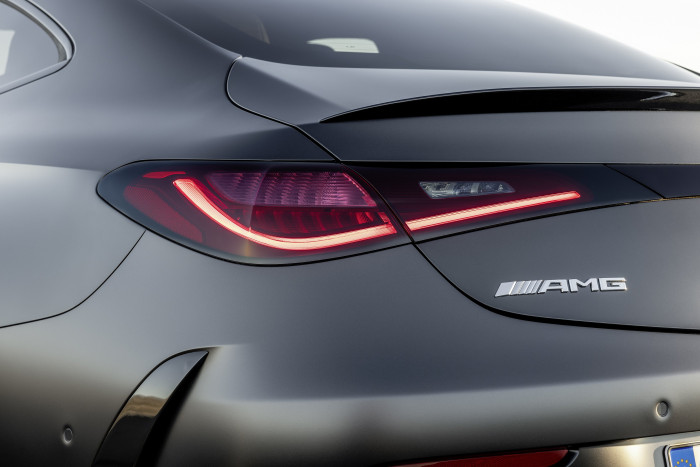 Hibridnek lágy, sportkupénak kemény ez a Mercedes