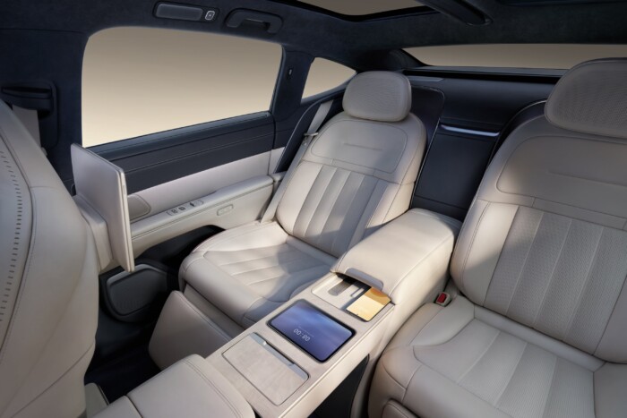 Hatalmas luxusautó érkezhet Európába 6