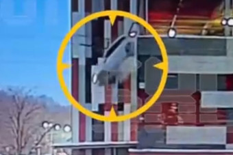 Kiugratott a négyszintes parkolóházból, kutya baja az orosz autósnak