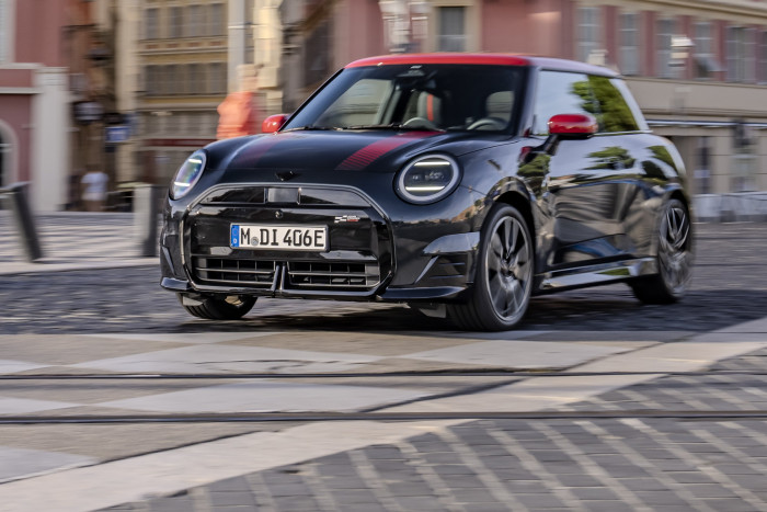 Sportkocsinak mutatja magát ez a békés villanyautó