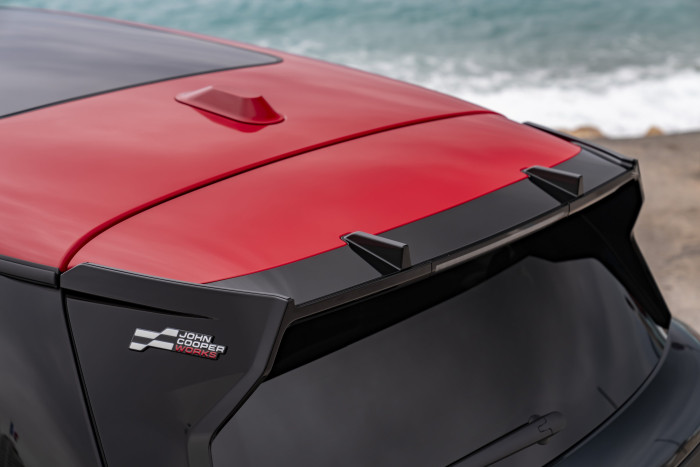 Sportkocsinak mutatja magát ez a békés villanyautó 7