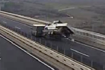 Felborította a szél egy tréler rakományát a Kőröshegyi völgyhídon