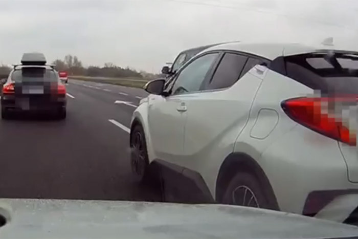 Fegyverrel hadonászott az anyja kocsiját vezető, 18 éves suhanc az M1-esen