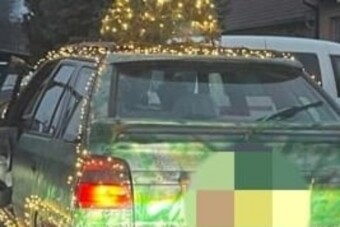 Guruló karácsonyfát kapcsoltak le a rendőrök