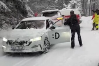 Reménytelenül harcoltak a jeges úttal az autósok Szlovákiában