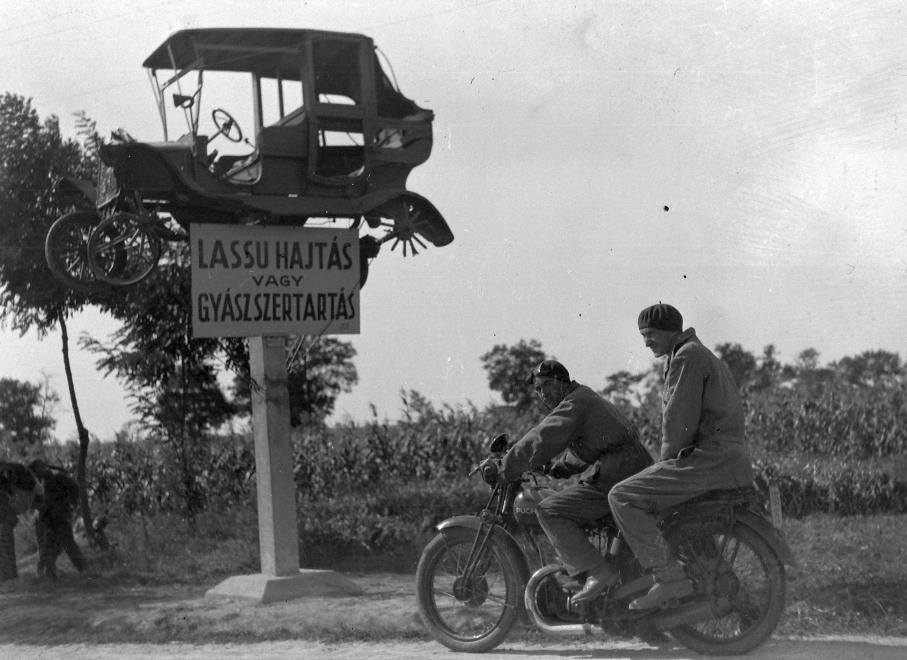 Elriasztják a gyorshajtókat az út mellé tett, rommá tört autók? 3