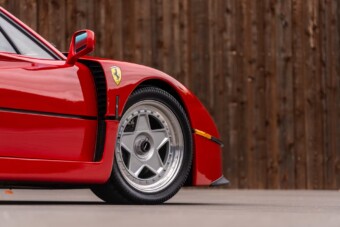 Egymást taposták a gazdagok ezért az autóért