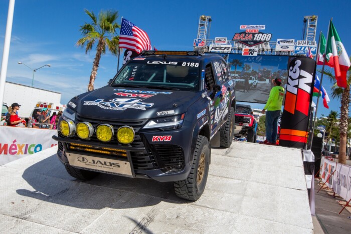 A Land Rover, a Jeep babérjaira tör a Lexus 8