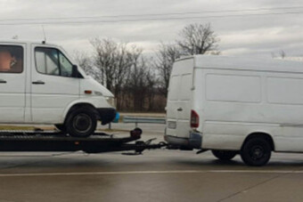 Ez már nem horrorkaraván, hanem horrorpiramis, amit az M5-ösön fogtak