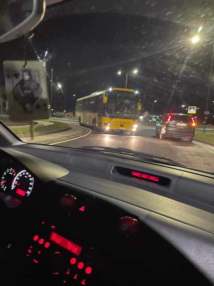 Mit művelt ez a buszsofőr a kazincbarcikai körforgalomban? 1 Mit művelt ez a buszsofőr a kazincbarcikai körforgalomban? 1