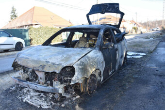 Beállt egy kocsi a kedvenc helyére Pesten, felgyújtotta