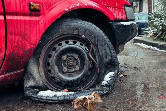 Roncsnak nézték és el akarták tüntetni Újbudán az utcán álló öreg Toyotát