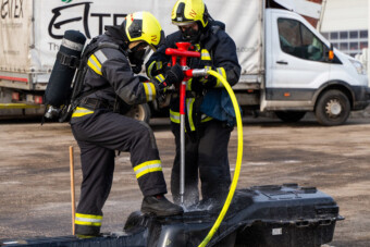 Ezekkel oltják a kigyulladt villanyautókat itthon