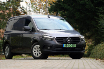 Nem túl drága egy Mercedes futárkodni?