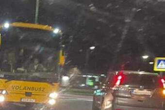 Mit művelt ez a buszsofőr a kazincbarcikai körforgalomban?