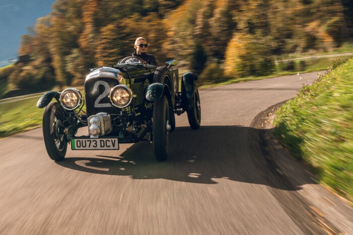 Minden csavarjával megtéveszt ez az autó