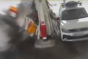 Brutális videón, ahogy egy autós szinte fékezés nélkül tarolt le egy benzinkutat