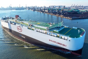 Elindult a gigantikus kínai autószállító teherhajó