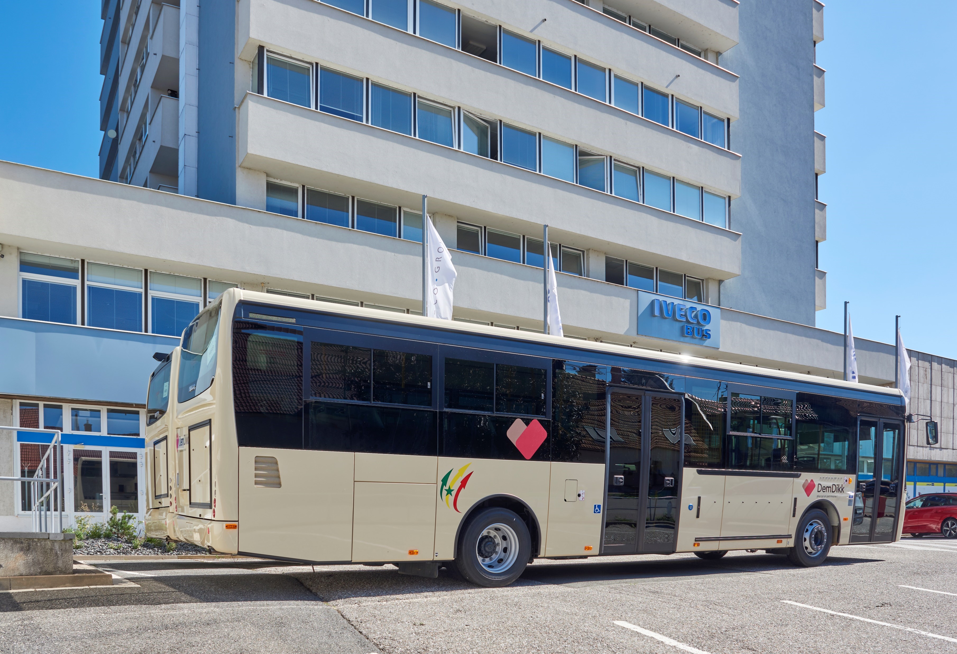 Több száz autóbusz érkezik Dakarba 1