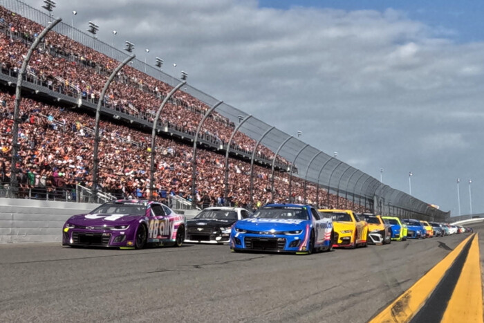 Megasztárt vetnek be a legendás autóversenyen