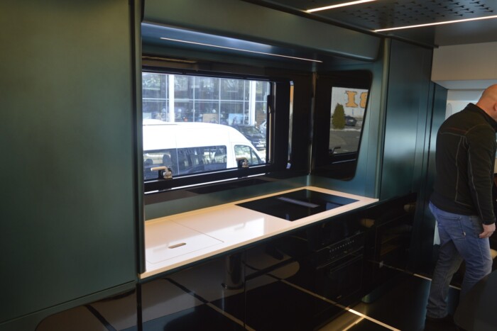 Egy villa árát kérik el ezért a lakókamionért 1