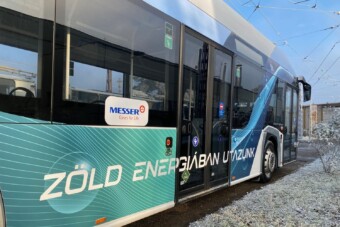 Kamion kíséri a magyar rendszámos hidrogénbusz útját