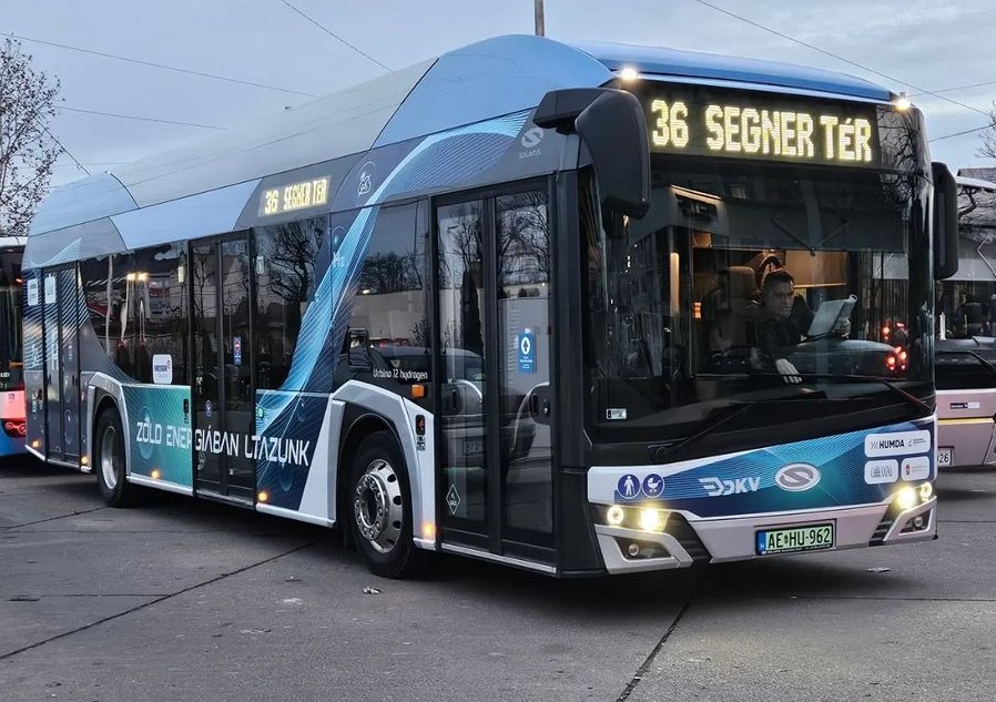 Kamion kíséri a magyar rendszámos hidrogénbusz útját 3
