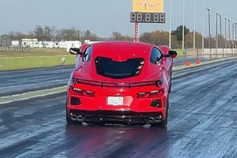 Majd elrepül a megpiszkált Corvette padlógázon gyorsítva