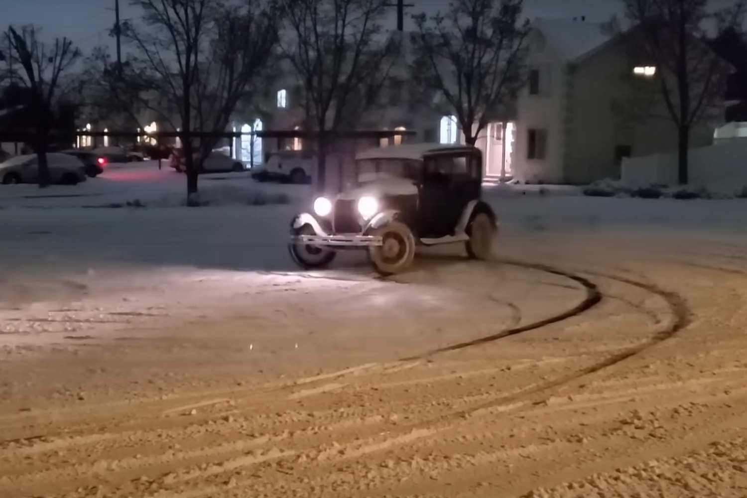 Még egy 100 éves autóval is lehet csapatni a hóban