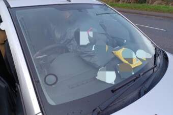 Rogyásig pakolta az autóját a futár, alig látott ki belőle