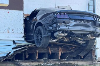 Akkorát esett a Mustanggal, hogy berepült egy házba