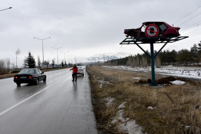 Elriasztják a gyorshajtókat az út mellé tett, rommá tört autók? 2
