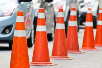 Bójákkal kergeti őrületbe a szomszédjait a megszállott parkolóhely-bitorló