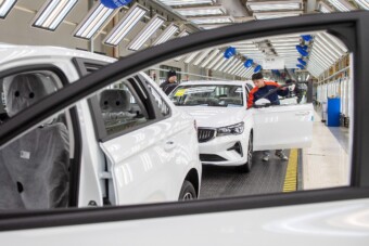 Rázúdítja a világra autóit Kína, itt vannak a számok