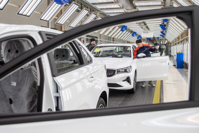 Rázúdítja a világra autóit Kína, itt vannak a számok